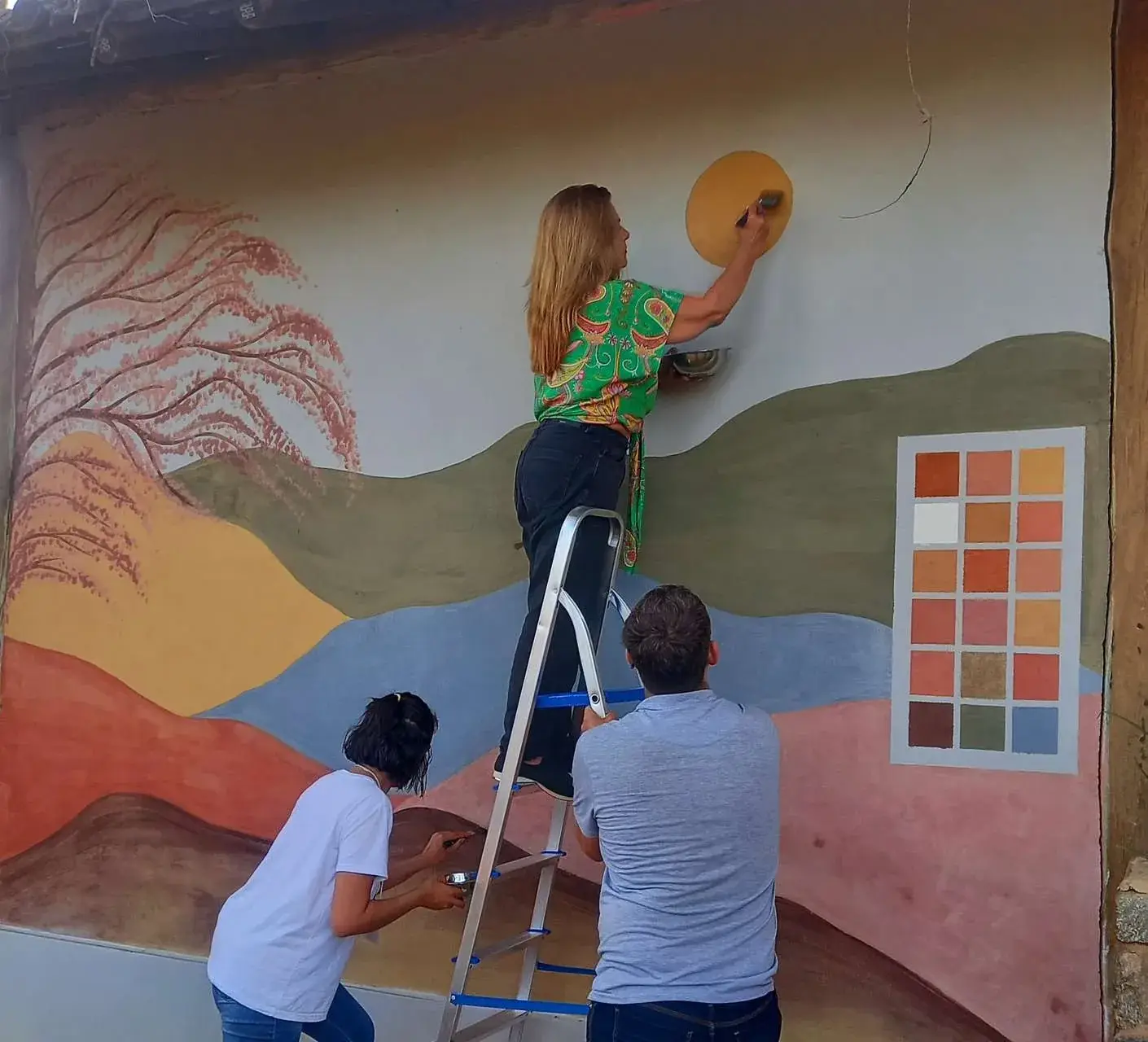 Mural coletivo pintado com tintas de terra por professores da rede municipal de Ipanema