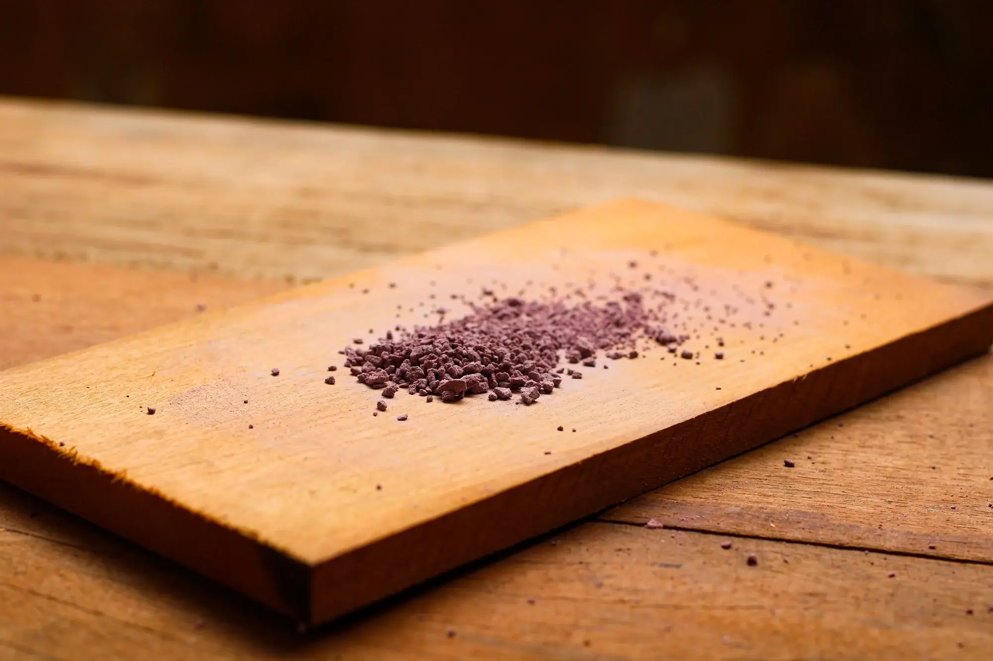 Pigmento violeta moído sobre tábua de madeira